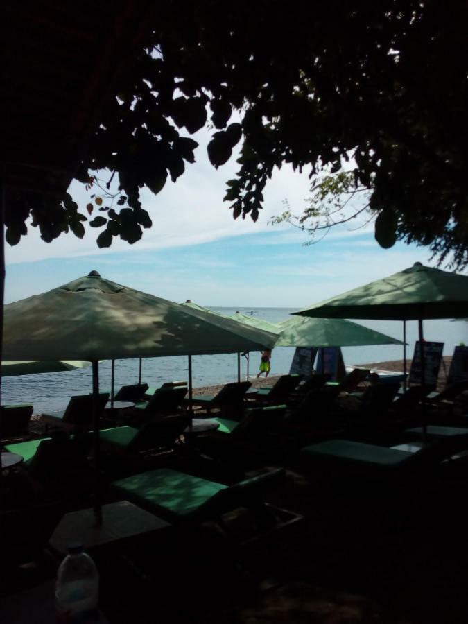Beten Enjung Home Stay&Waroeng Amed Esterno foto
